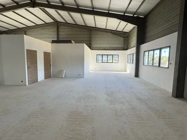 Local de 300m2 divisible en 2 parties