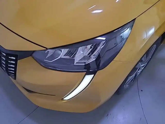 Peugeot 208 puretech 100 s&amp;s eat8 — photo 6