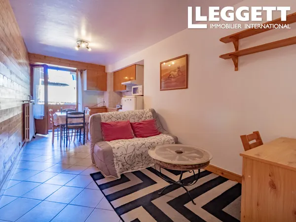 Bâtiment de 6 logements meublés, local commercial, greniers de 120 m² au sol et caves - Bozel - Troi