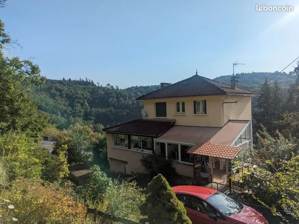 Propriété de caractère sur 1,5 hectare - chameyrat (19330) 185 000