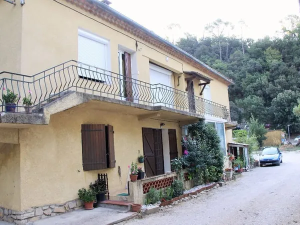 Appartement rénové de type 4 avec balcon