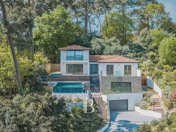 VILLA CONTEMPORAINE AVEC VUE PANORAMIQUE ET PISCINE À DÉBORDEMEN