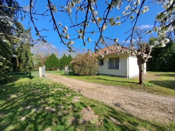 Maison de campagne de plain-pied avec véranda et dépendances
