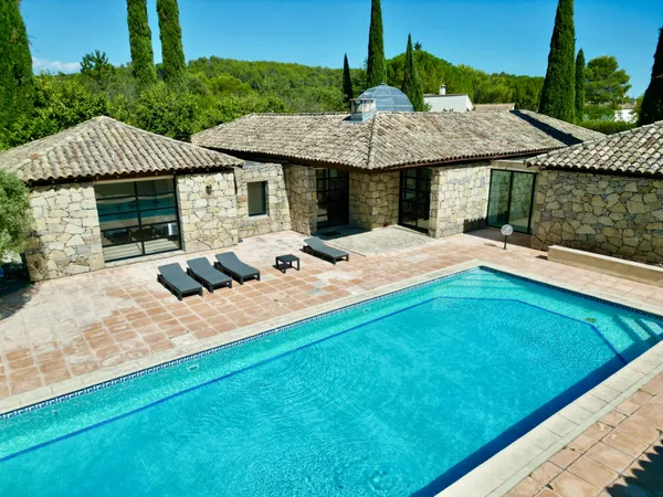 Villa de plain-pied 269 m2 sur 3250 m2 avec piscine, pool ho