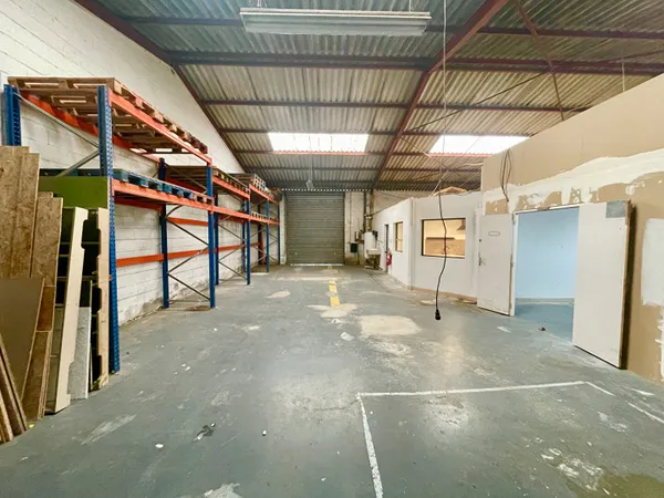 À Louer 400m2 - Entrepots avec bureaux