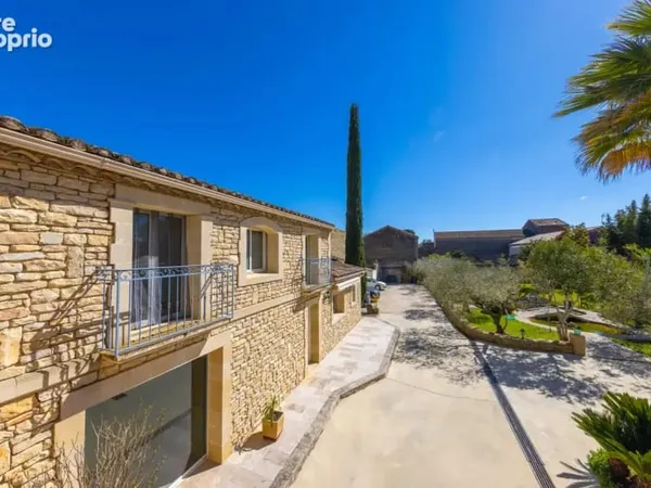 Duplex de charme avec terrasse, jardin et vue sur le château de Sommières