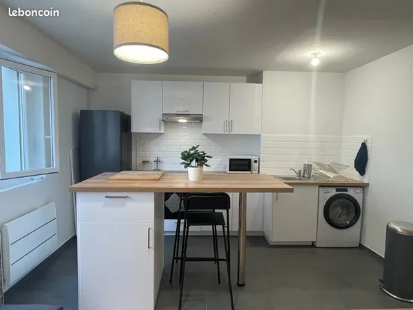 Studio neuf tout équipé, cave individuelle et gardien