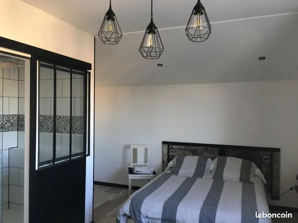 Chambre avec salle d'eau et wc plus cuisine et mezzanine à partager