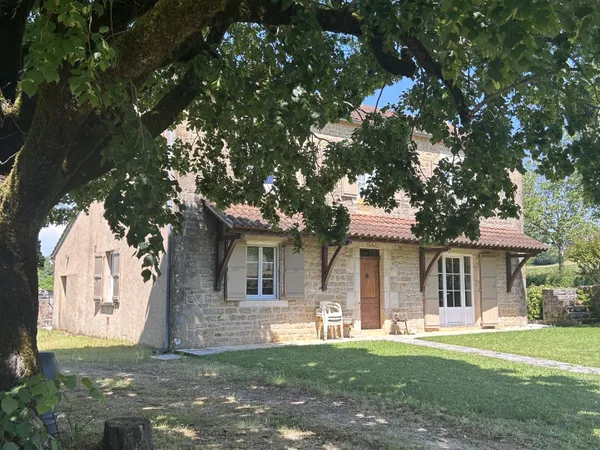 Propriété avec deux maisons, un garage et des dépendances.