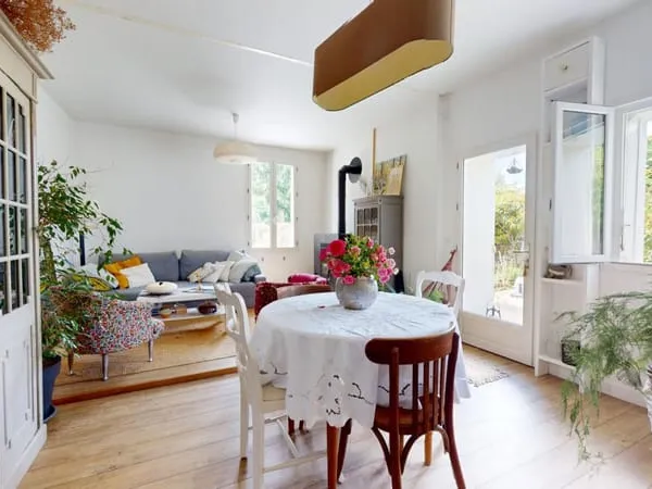 Charmante maison d'habitation avec joli jardin fleuri