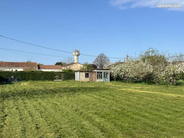 Terrain constructible de 1 118 m² à Précharaux - Calme, verdure et proximité de Poitiers