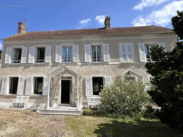 Maison ancienne avec dépendances