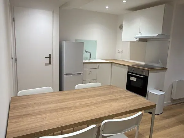 Grand studio 32 m² entièrement rénové - Meublé et équipé à neuf - Vence centre