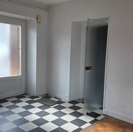 Local professionnel à louer 200 m2, à proximité immédiate de l'hôpital, idéal pour profession médica
