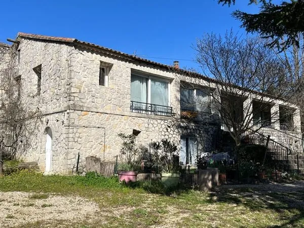 Ensemble immobilier 19 pièces 392 m²