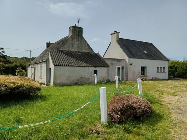 Plougasnou campagne, corps de ferme comprenant 2 maisons et un hangar sur 11200 m2 de terrain.