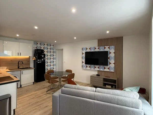 F2 meublé 43 m² rénové - Cave - Parking à proximité