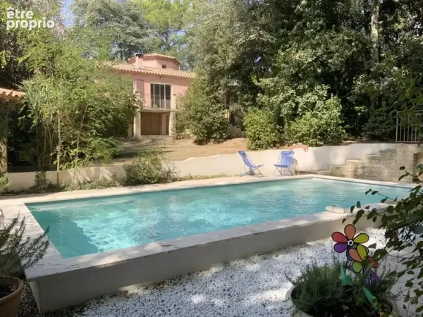 Maison atypique dans un cadre verdoyant avec piscine.