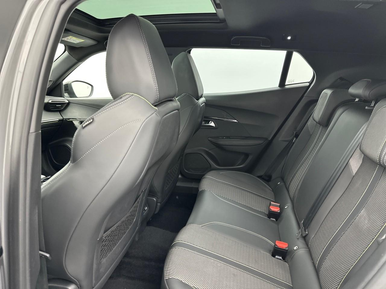 Peugeot 2008 puretech 130 s&s eat8 gt — photo 12