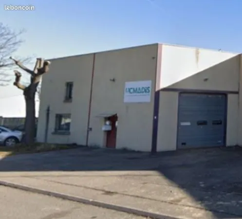 Feyzin 69320 - a louer local d' activite de 367m² avec bureaux en facade de rue