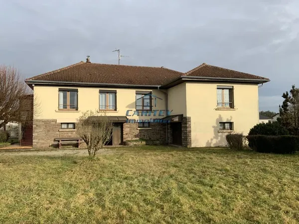 MAGNY-VERNOIS (70200) - Spacieuse maison avec 6 chambres sur 14,93 ares plat.