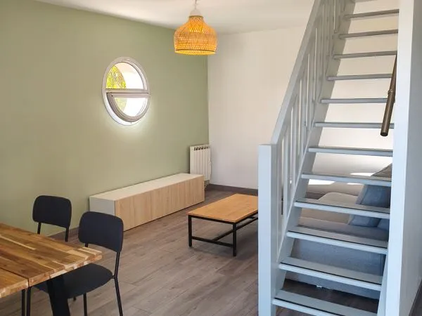 Duplex meublé T3 66,75 m² - mezzanine - centre-bourg - cave et parking