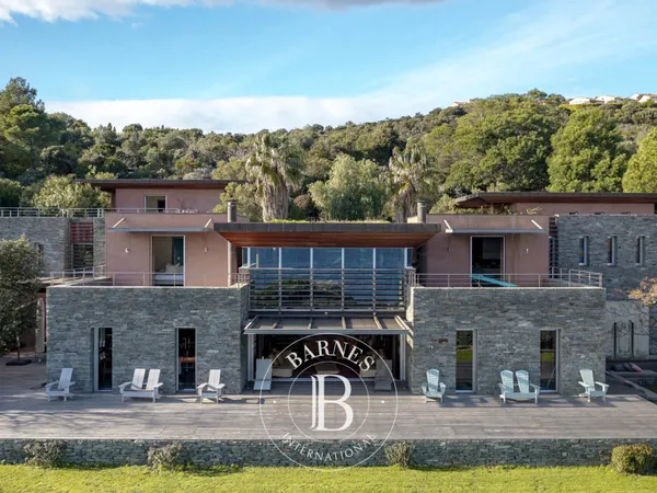 Palombaggia, villa pied dans l'eau, 7 chambres, piscine à débordement, vue mer panoramique, plage à 