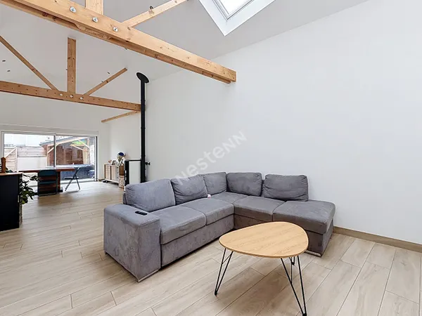 Maison à vendre de plain-pied de 92m2 en coeur de bourg de Segré, avec 2 chambres et une cour en ext