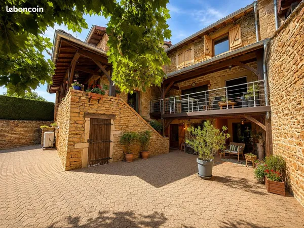 Maison en pierre pleine de charme - Cachet de l'ancien et performance énergétique à Charnay-lès-Mâco