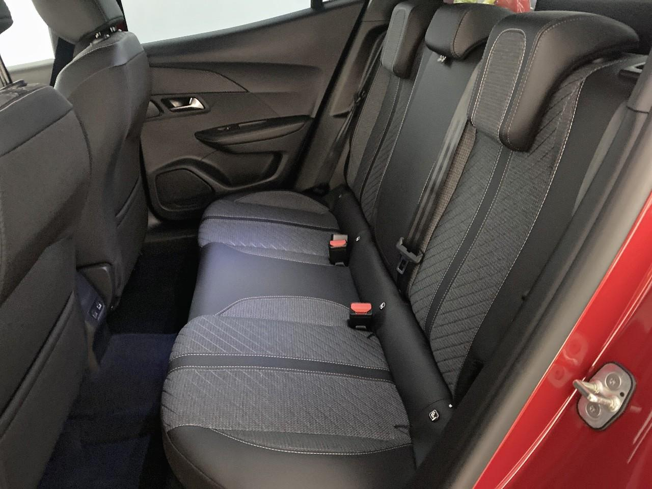 Peugeot 2008 hybrid 145 ch e-dcs6 allure — photo 10