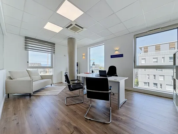 ANNEMASSE - BUREAUX 70 m²; 4 BUREAUX; 2 PARKINGS; GARE & TRAM À PIED;IMMEUBLE SECURISÉ, LUMINEUX