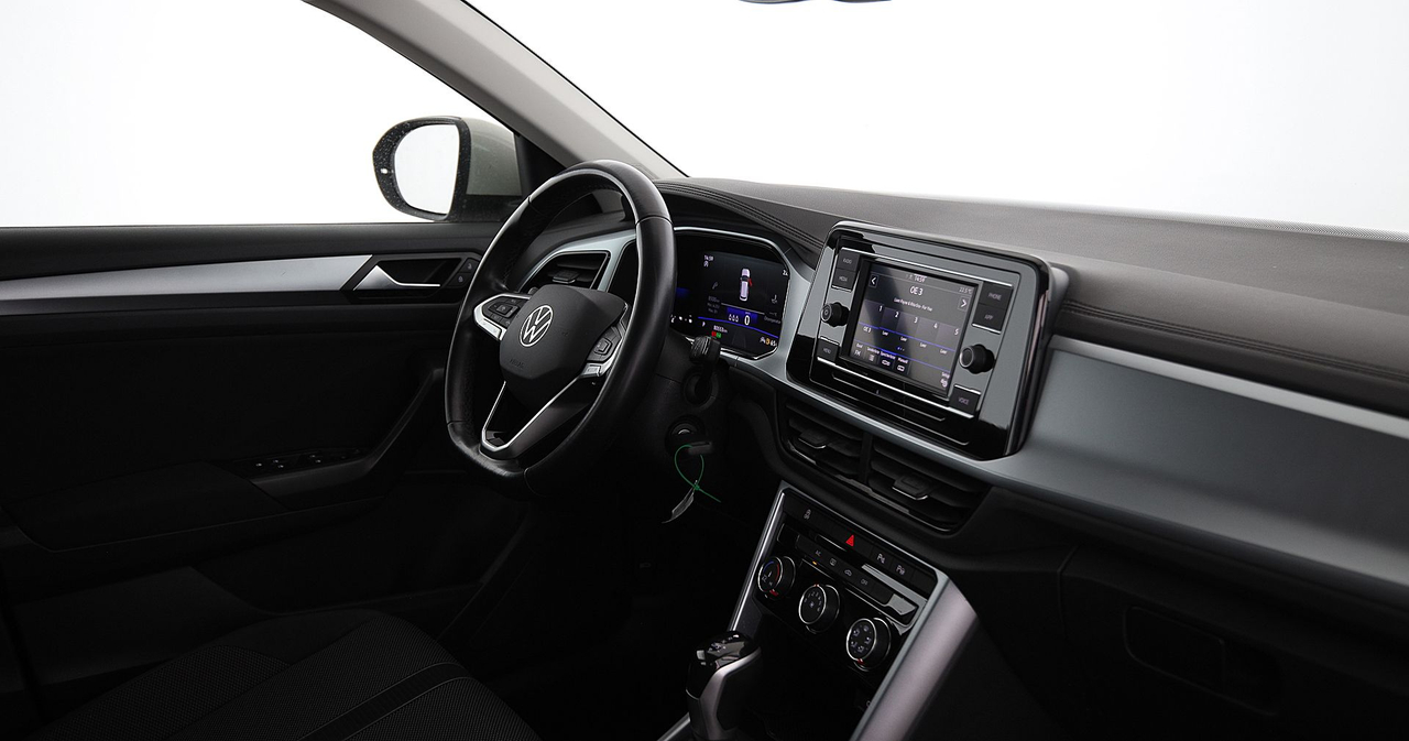 Volkswagen T-Roc — photo 18