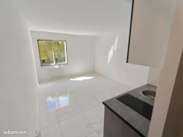 T2 lumineux de 30m² avec extérieur et chambre séparée - refait à neuf