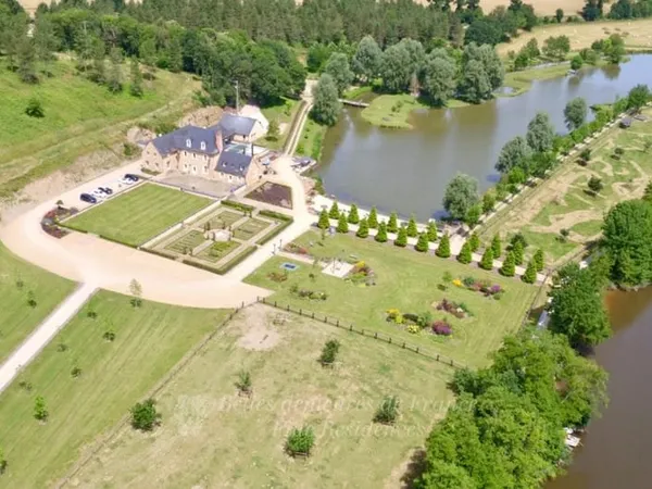 A 1h45 de Paris par TGV - Magnifique manoir du XVII siècle avec piscine, étangs et accès privatif à 