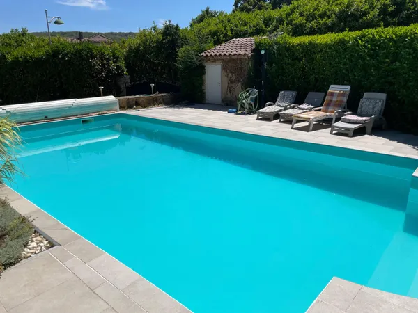 Maison familiale avec piscine et jardin