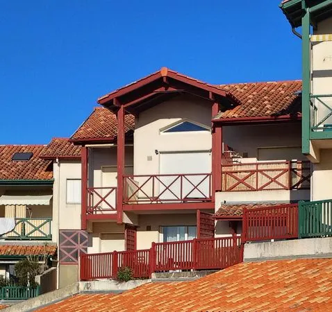 Appartement meublé face plage pour bail mobilité avec place de parking privative et piscine