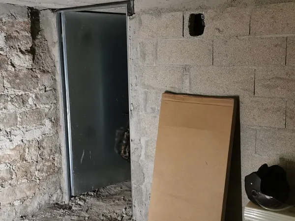 Cave de 10m2 à Colonel Fabien