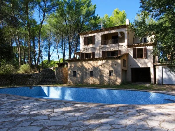 VILLECROZE- MAISON T6 AVEC PISCINE, GARAGES, SOUS-SOL TERRAIN 5193 M2