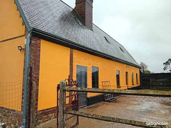 Maison individuelle avec jardin clôturé. En zone rurale