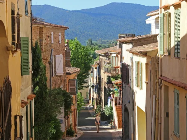 GOLFE DE SAINT-TROPEZ / Dans un petit village typiquement proven