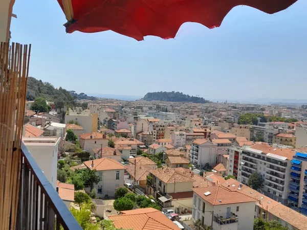 Charmant deux-pièces de 50m² avec deux terrasses et vue panoramique