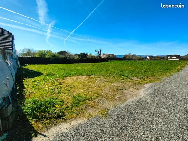 Terrain constructible semi‑viabilisé - 895 m²