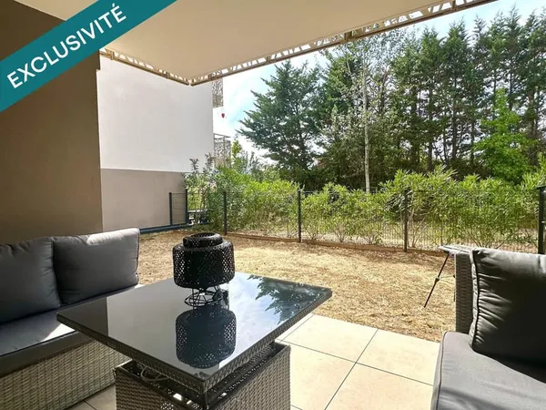 SUPERBE 3 PIÈCES AU CALME, AVEC JARDIN, PISCINE & 3 PARKINGS, PMR