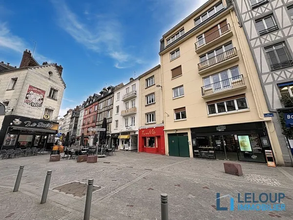 EN EXCLUSIVITÉ PLACE DU VIEUX MARCHÉ - MURS COMMERCIAUX (2 lots)