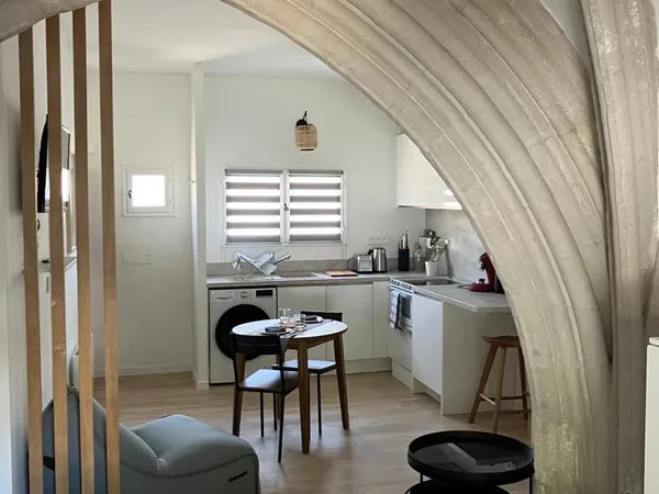 Loue appartement 31m² avec voûtes du XIIIème siècle, meublé refait à neuf Intramuros - Bail étudiant