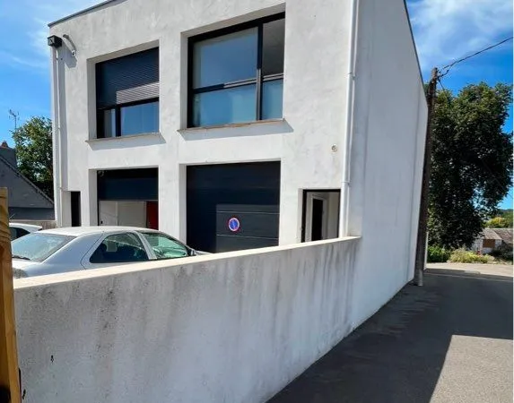 ZONE DU PRAT VANNES - Local + logement (T2)/bureaux - 110 m²
