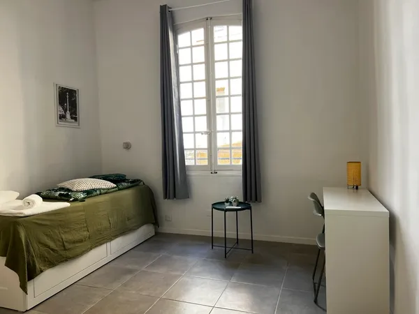 Grand appartement neuf CV avec clim / lave linge / box internet