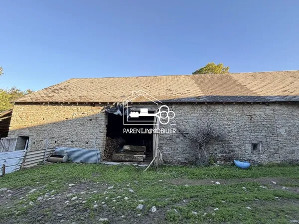 Grange de stockage de 145m2 au sol avec terrain de 693m2 - S