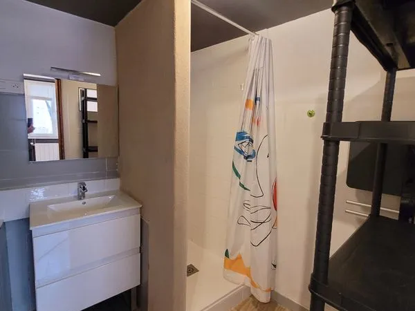 Chambre meublee avec salle de douche privative