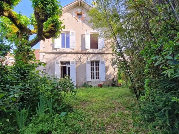 Mussidan Grande Maison proche du centre ville - 5 chambres sur parcelle de 957 m²
